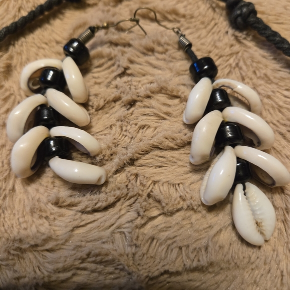 Cockle Shell Chocker and Earring Set - Picture 3 of 4